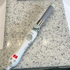 Beachwaver S1 one inch curling iron white and gray